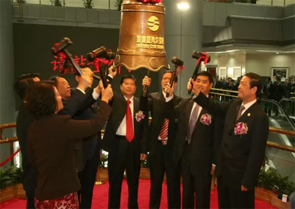 靠8台织机起家,如今身家240亿!中国化纤业的领