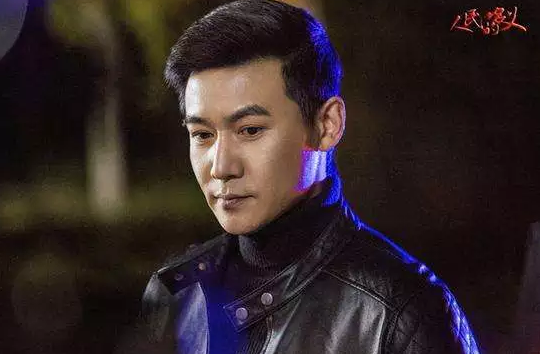 原来,早在多年前剧中主演陆毅拍摄电视剧《掩护》时,天铖制衣就已经为